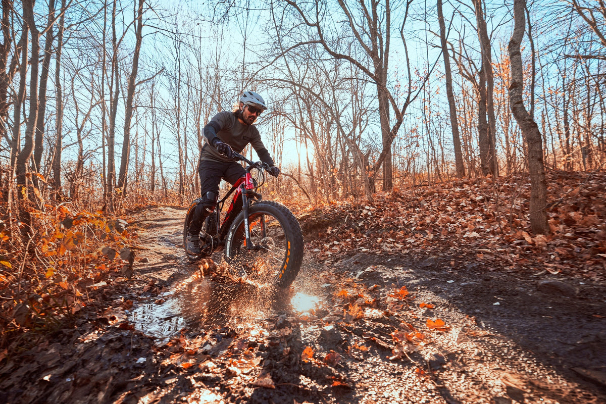Rider on the iGO Outland Torngat RS on a muddy autumn trail